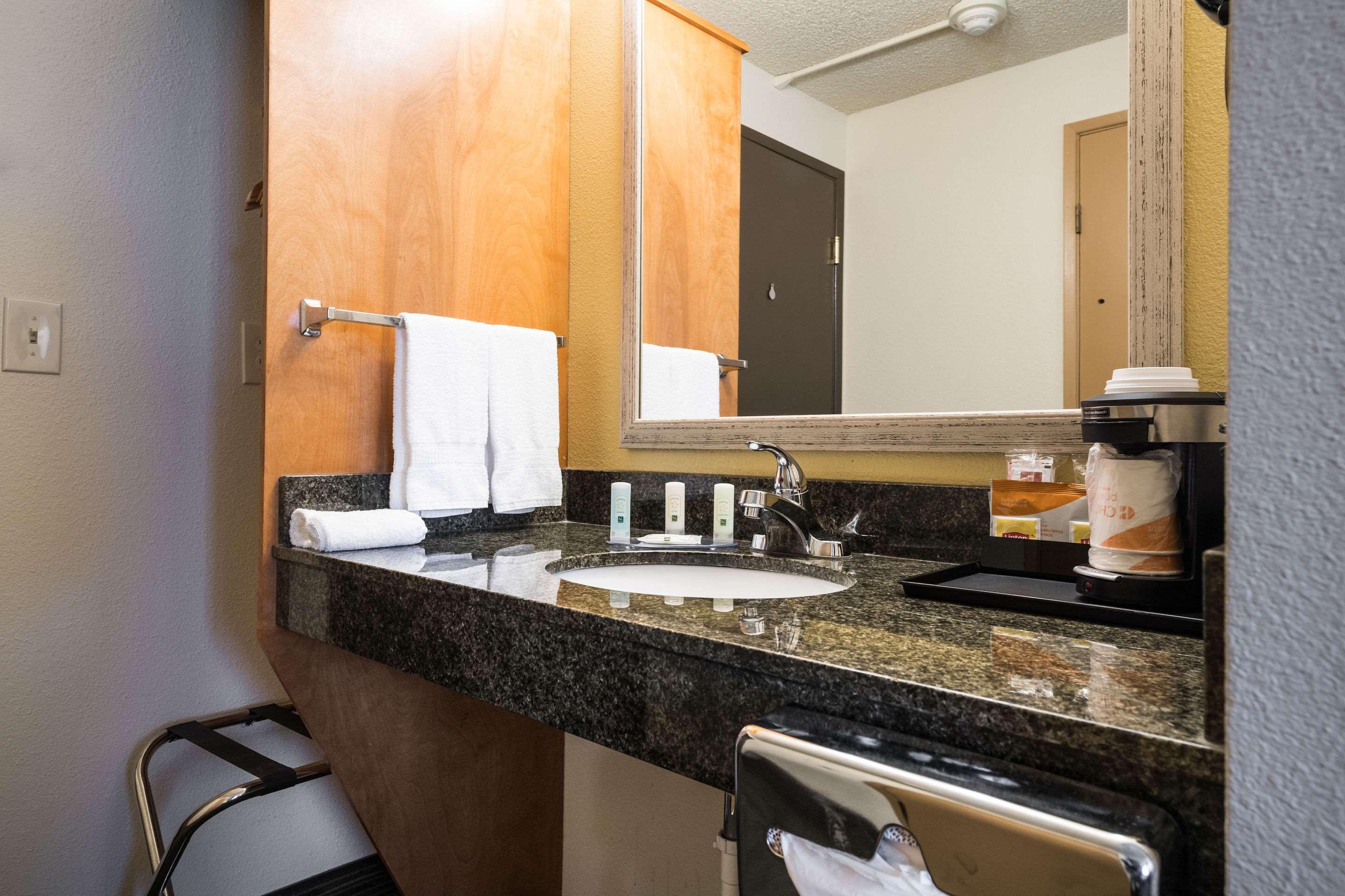 Quality Inn & Suites Silverdale Bangor-Keyport Екстер'єр фото